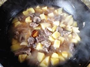 等到汤汁变浓稠的时候，放入一块咖喱，