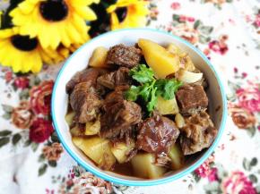 一家人围坐在一起，细细品尝爱的味道。