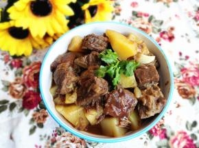 一家人围坐在一起，细细品尝爱的味道。