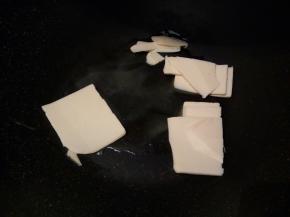 将黄油倒入不粘锅中，全程开小火