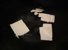 将黄油倒入不粘锅中，全程开小火