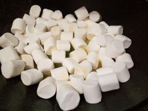 倒入250克棉花糖，小火搅拌