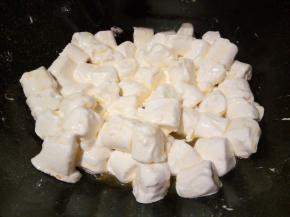 用木铲子一边翻拌，一边按压