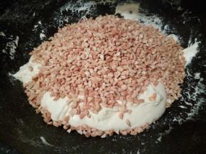 关火，将熟花生碎放进去，迅速搅拌均匀，

