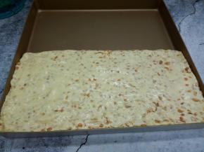 准备一个不粘烤盘， 将热的牛轧糖倒入烤盘中，上面可以放一张油纸，用手轻轻压平，铺满底部并静置到变凉