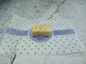 拿一张糖纸，把牛轧糖放中间