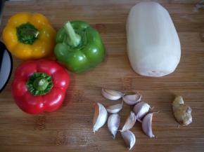莲藕洗净去皮，彩椒各半个，姜蒜洗净备用。