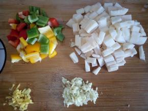 莲藕切丁，姜蒜切末，彩椒切块。