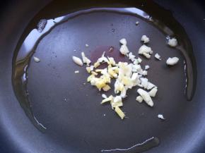 放入姜、蒜爆香。
