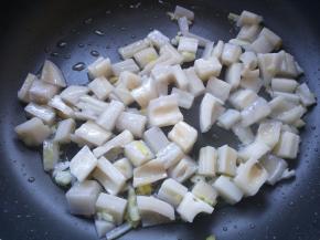 莲藕炒至断生。