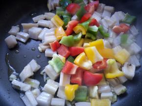 放入彩椒翻炒均匀。