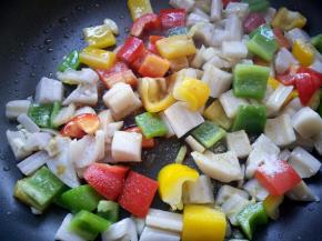 加少许清水、盐、胡椒粉翻炒均匀。