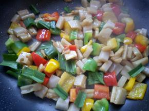 加入蒜叶，翻炒均匀出锅。