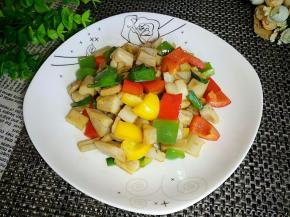 一道美味的菜椒藕丁制作完成。