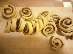 切成薄片，我揉好面有事情耽搁了，所以卷的时候面已经放温了，黏性不太好了，所以切片看见有点松散