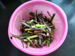 将菜苔择成段，菜苔花不要，菜苔粗壮的部分去皮。