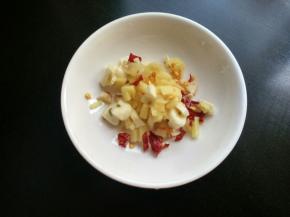 准备好大蒜，生姜，干辣椒，切碎。