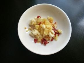 准备好大蒜，生姜，干辣椒，切碎。