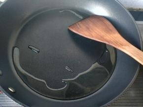 锅内放油，烧热。