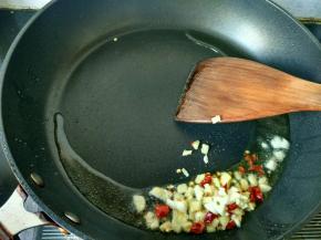 将大蒜，生姜，辣椒爆香。