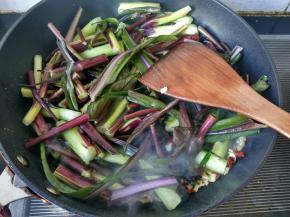 倒入菜苔，大火翻炒。
