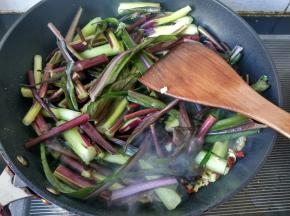 倒入菜苔，大火翻炒。
