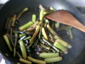 放鸡精，每一根菜薹都蘸上佐料，可以出锅喽！