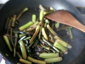 放鸡精，每一根菜薹都蘸上佐料，可以出锅喽！