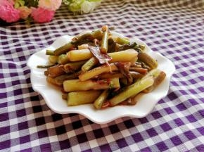 盛入盘中，又酸又辣又脆的菜苔炒好了，可以美美的享用啦！