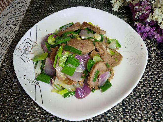 洋葱炒牛肉。