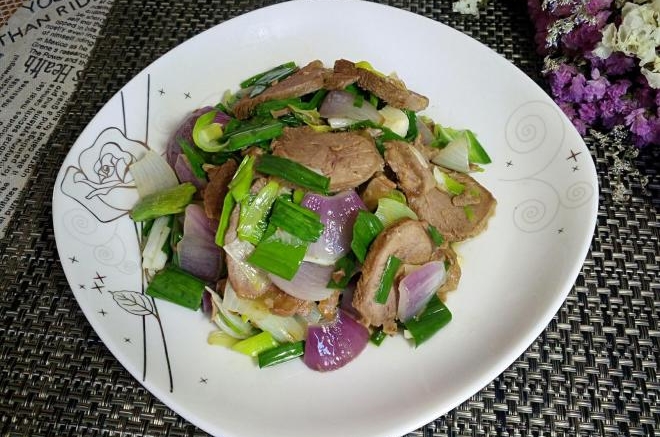 洋葱炒牛肉。