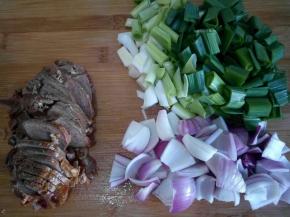 卤牛肉切块，洋葱切块，大蒜切段。