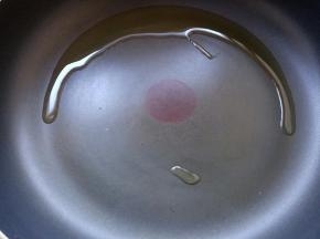 锅烧热下油。
