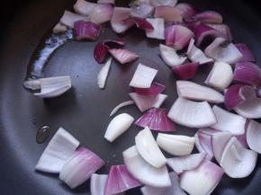 放入洋葱翻炒。
