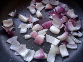洋葱炒至断生。