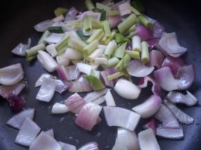 放入蒜梗翻炒均匀。