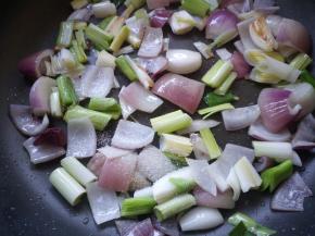 只要少许盐翻炒。