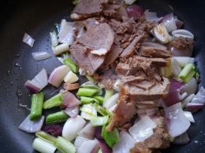 放入牛肉翻炒。