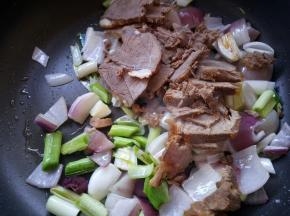 放入牛肉翻炒。