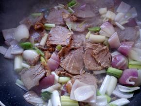 加少量水翻炒均匀。