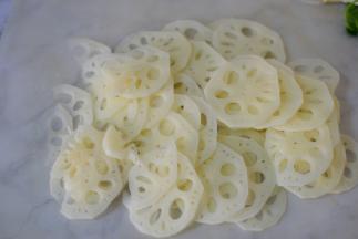 藕去皮，切薄片