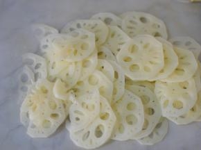 藕去皮，切薄片