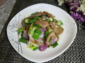 洋葱炒牛肉就制作完成。
