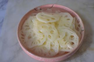 再把藕片放在凉水中清洗一遍