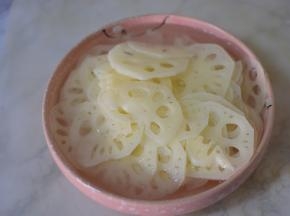 再把藕片放在凉水中清洗一遍