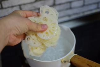 锅中烧水，把藕片放进去煮三四分钟。老出来放凉水中冲洗一遍