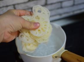 锅中烧水，把藕片放进去煮三四分钟。老出来放凉水中冲洗一遍