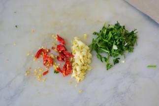 蒜切末、辣椒段、香菜段