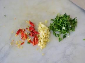 蒜切末、辣椒段、香菜段