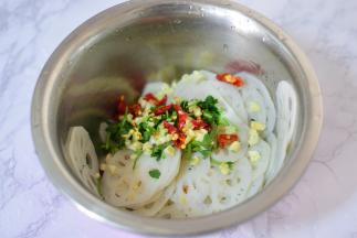 姜蒜末，香菜段，辣椒段放在藕片中。